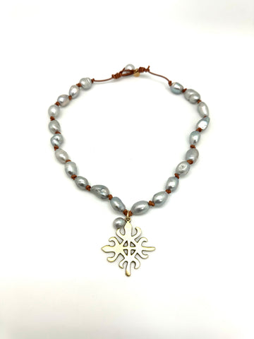 Ronja necklace - grey pearls / saddle leather