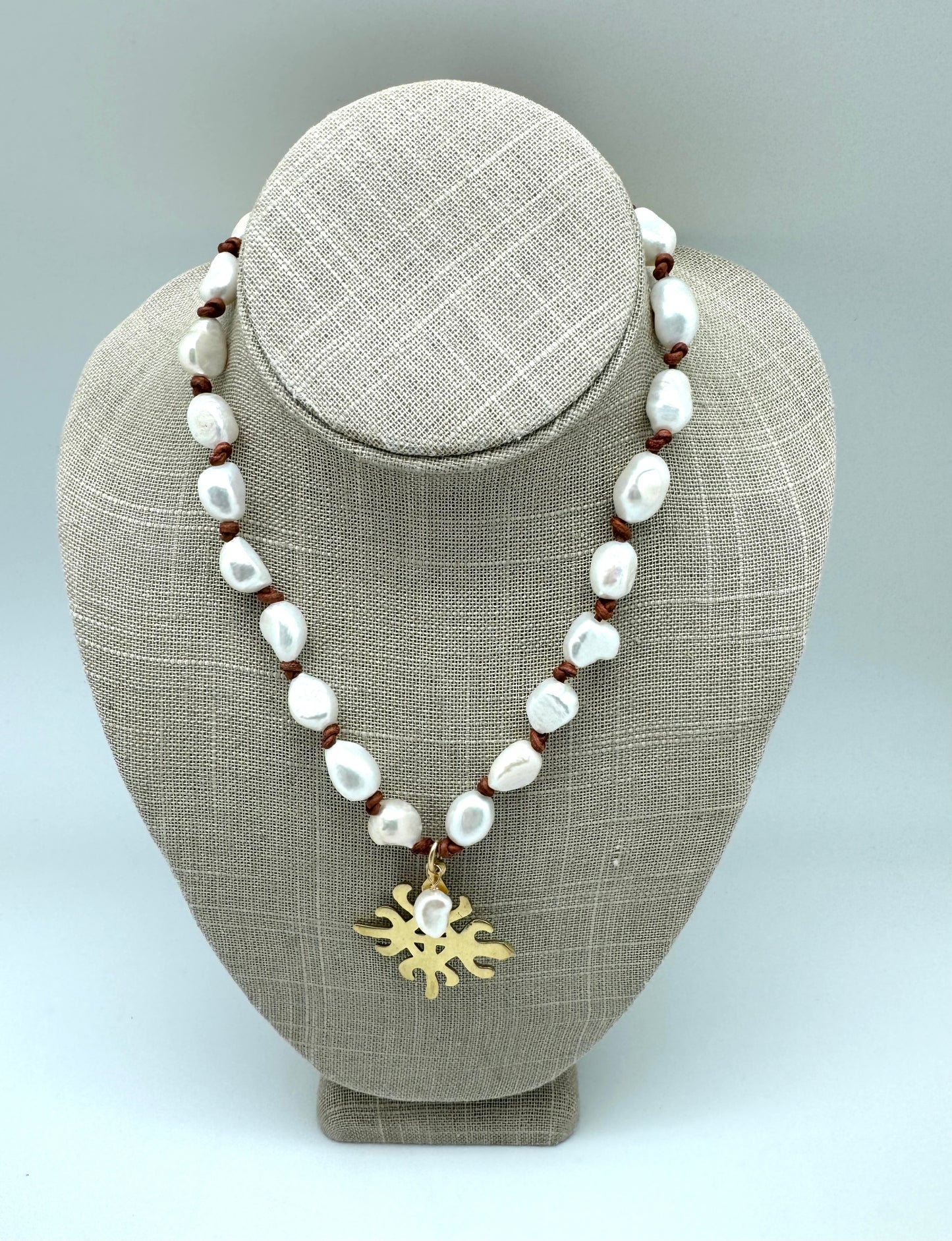 Ronja necklace - white pearl / saddle leather