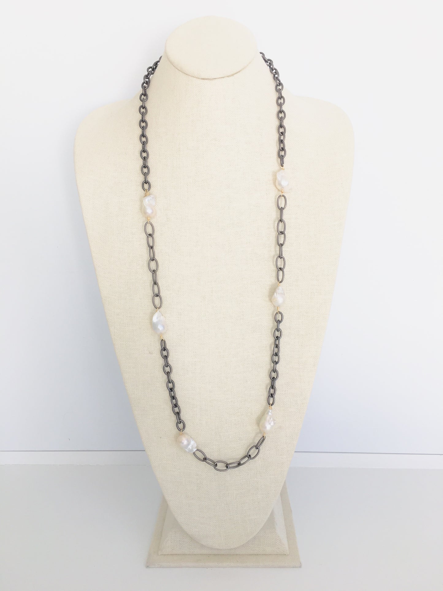 Malin Necklace long - oxidized/white