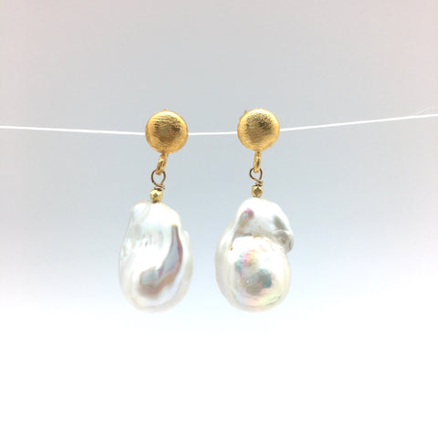 Arabella baroque earring- white pearl