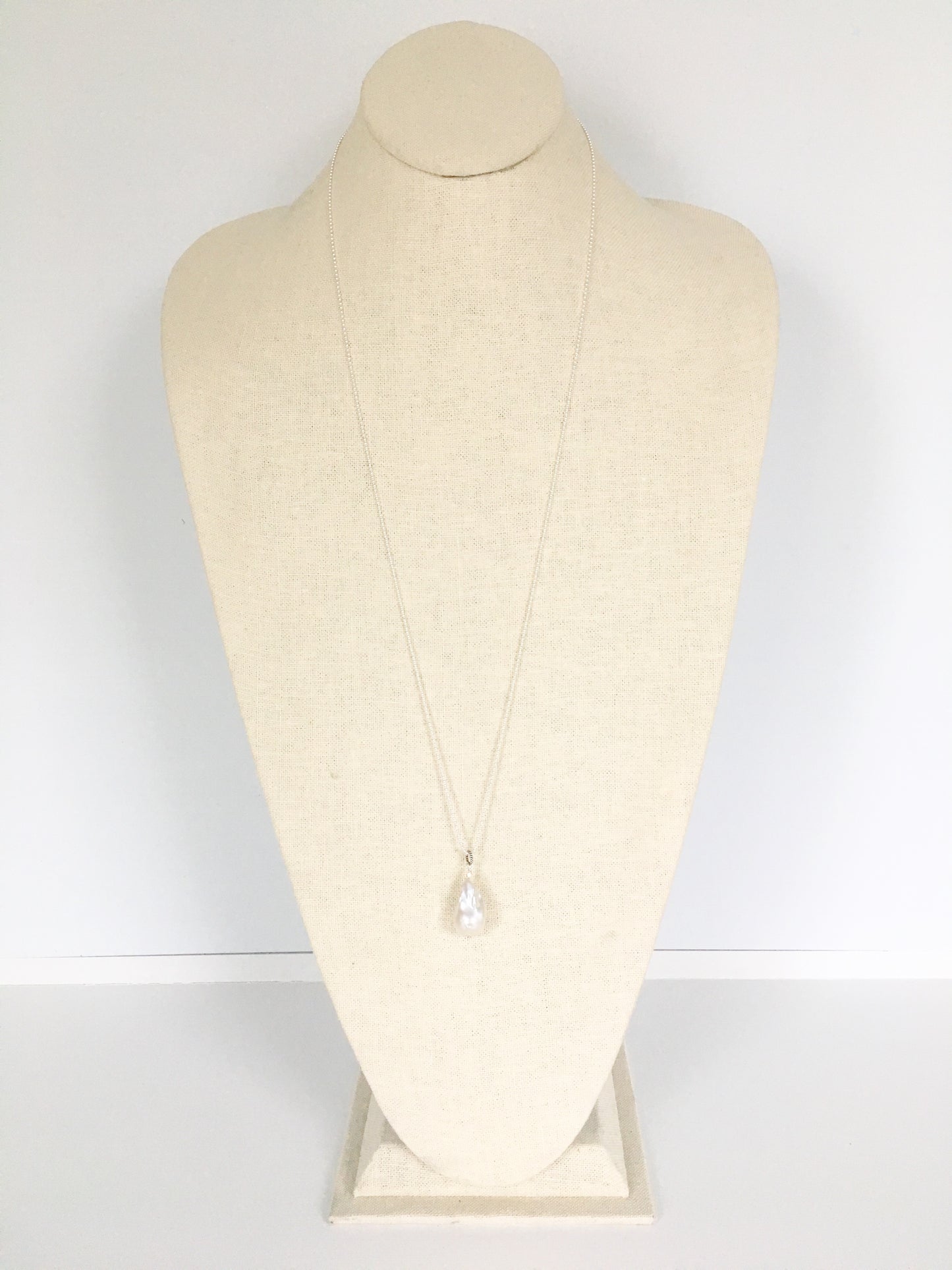 Tina baroque, silver/white pearl