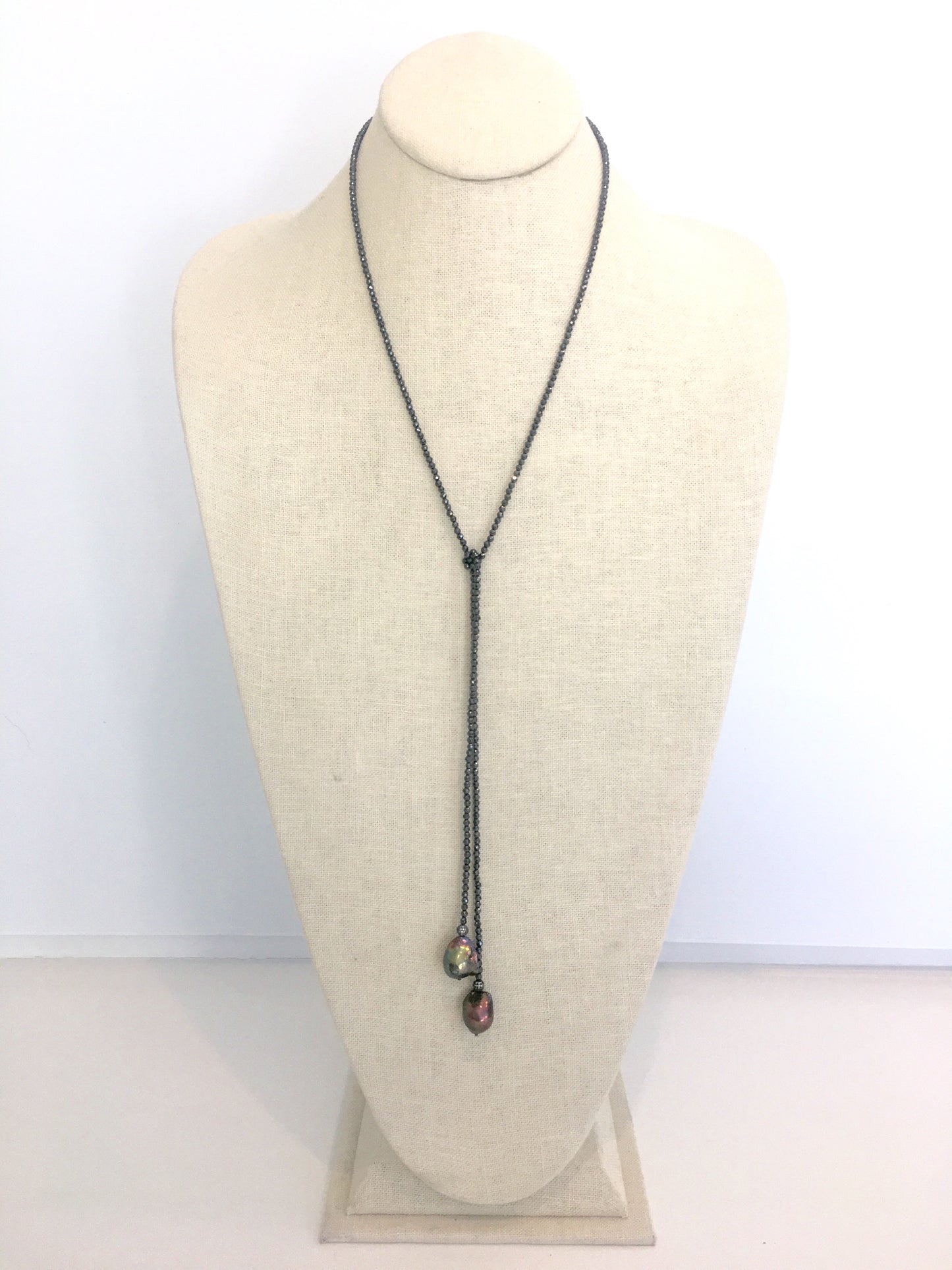 Iselia Lariat - hematite/peacock pearl