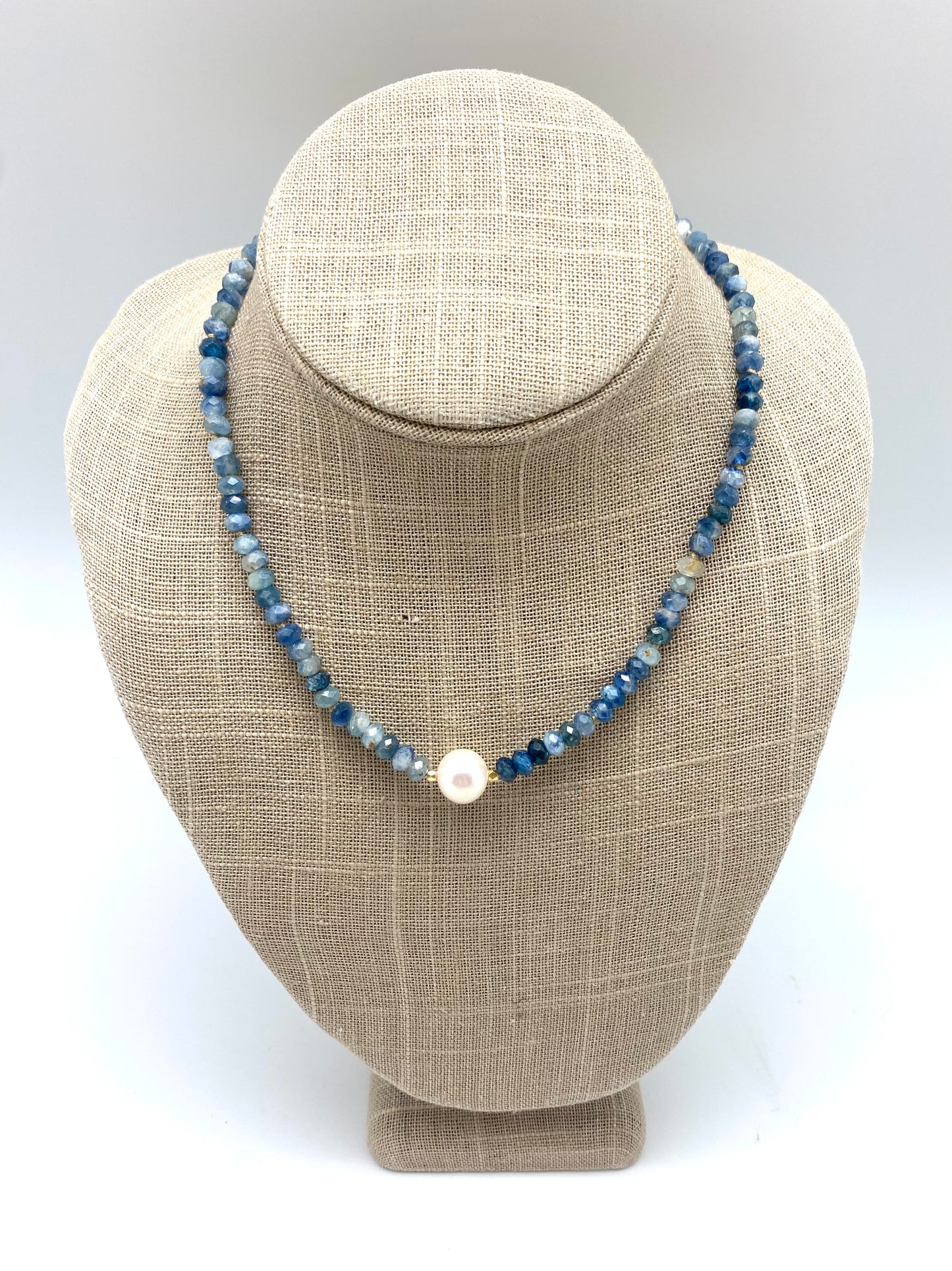 Maja necklace - kyanite