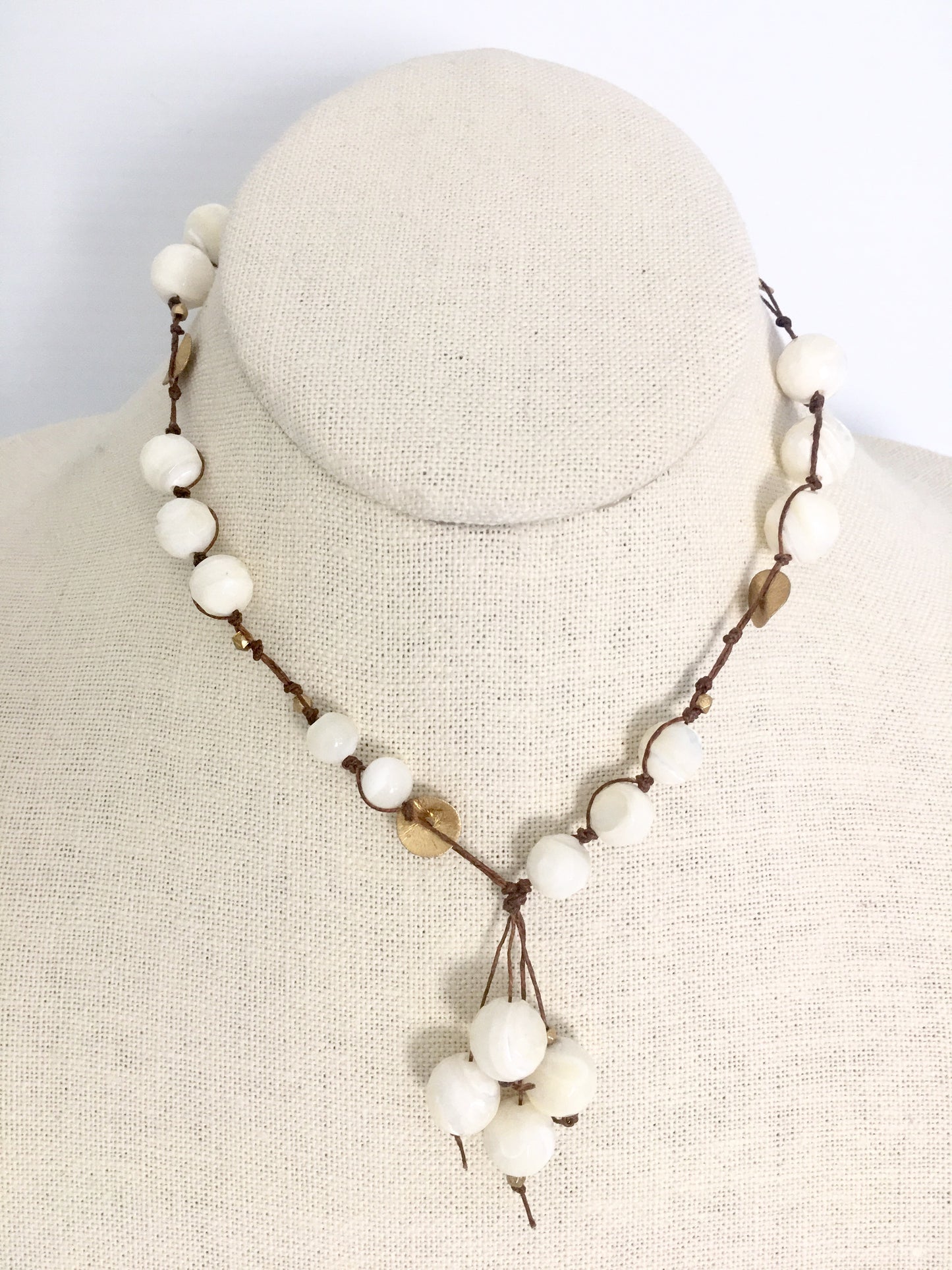 Carola Short Necklace - mother of pearl