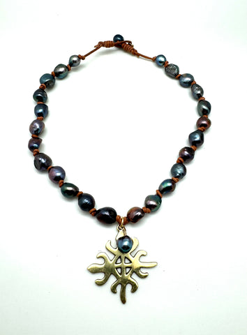 Ronja necklace - peacock pearl / saddle leather