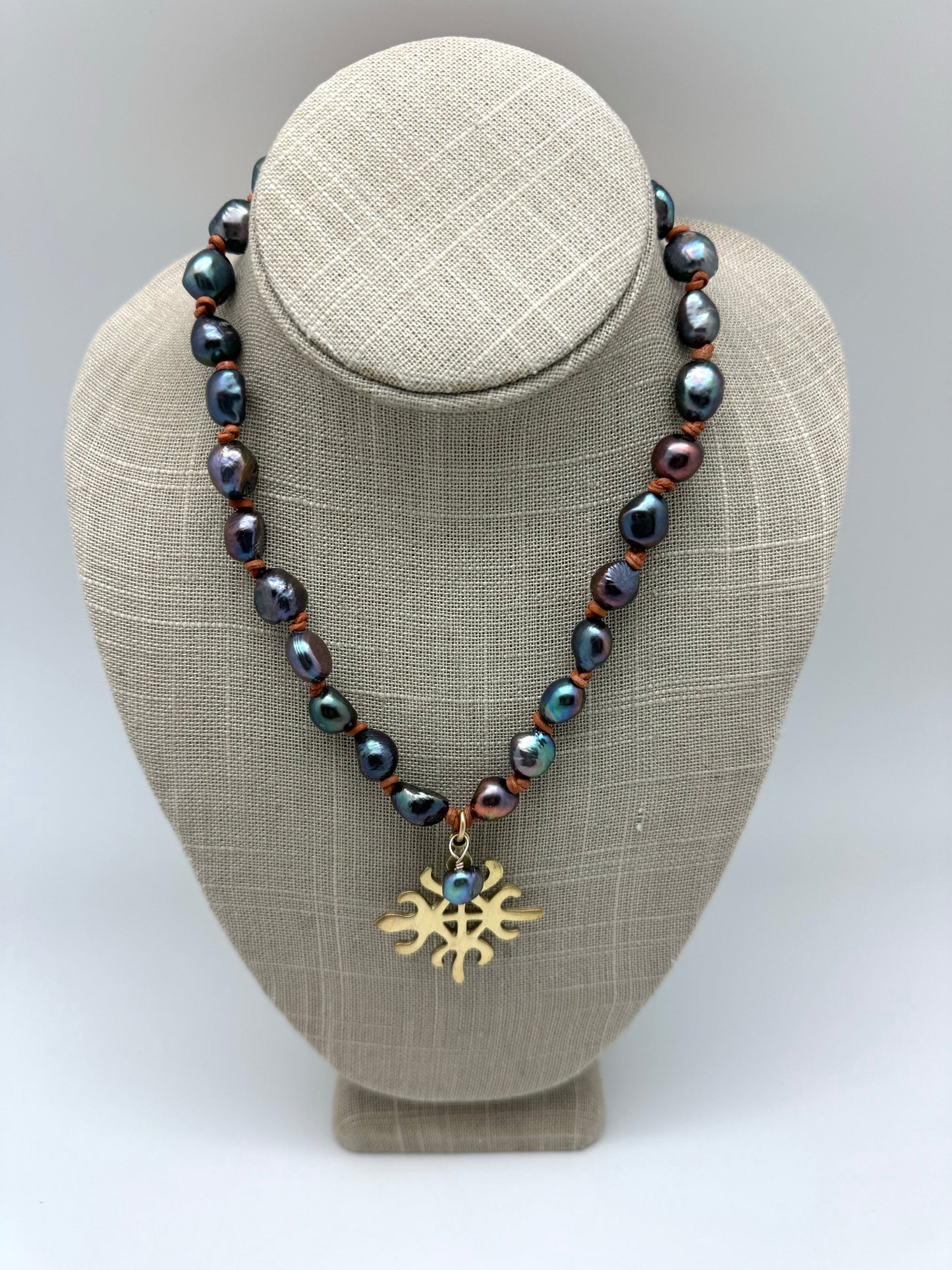 Ronja necklace - peacock pearl / saddle leather