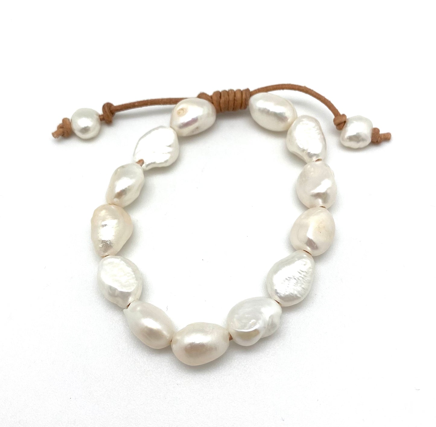 Siri bracelet, white pearls