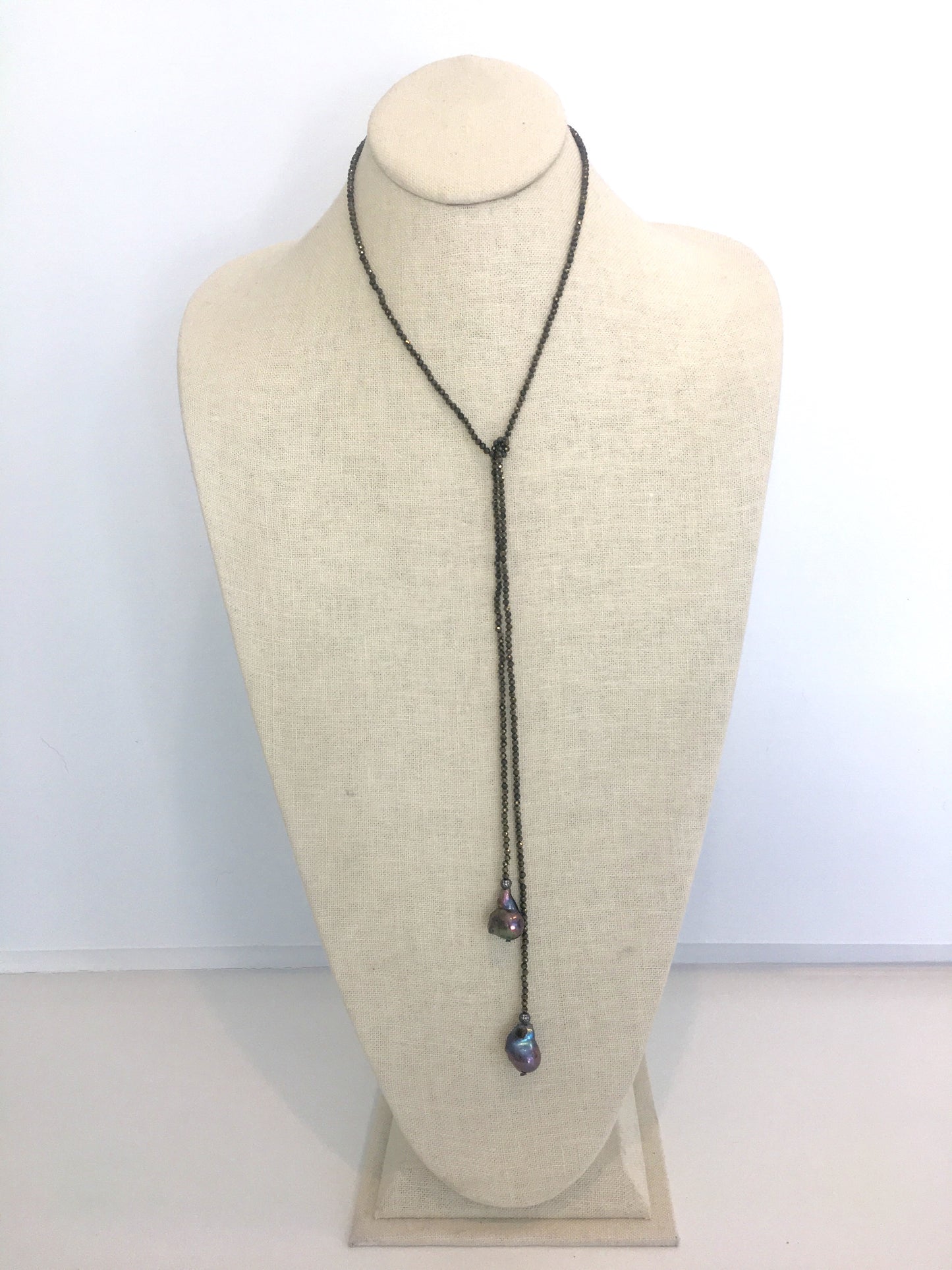 Iselia Lariat - pyrite/grey pearl