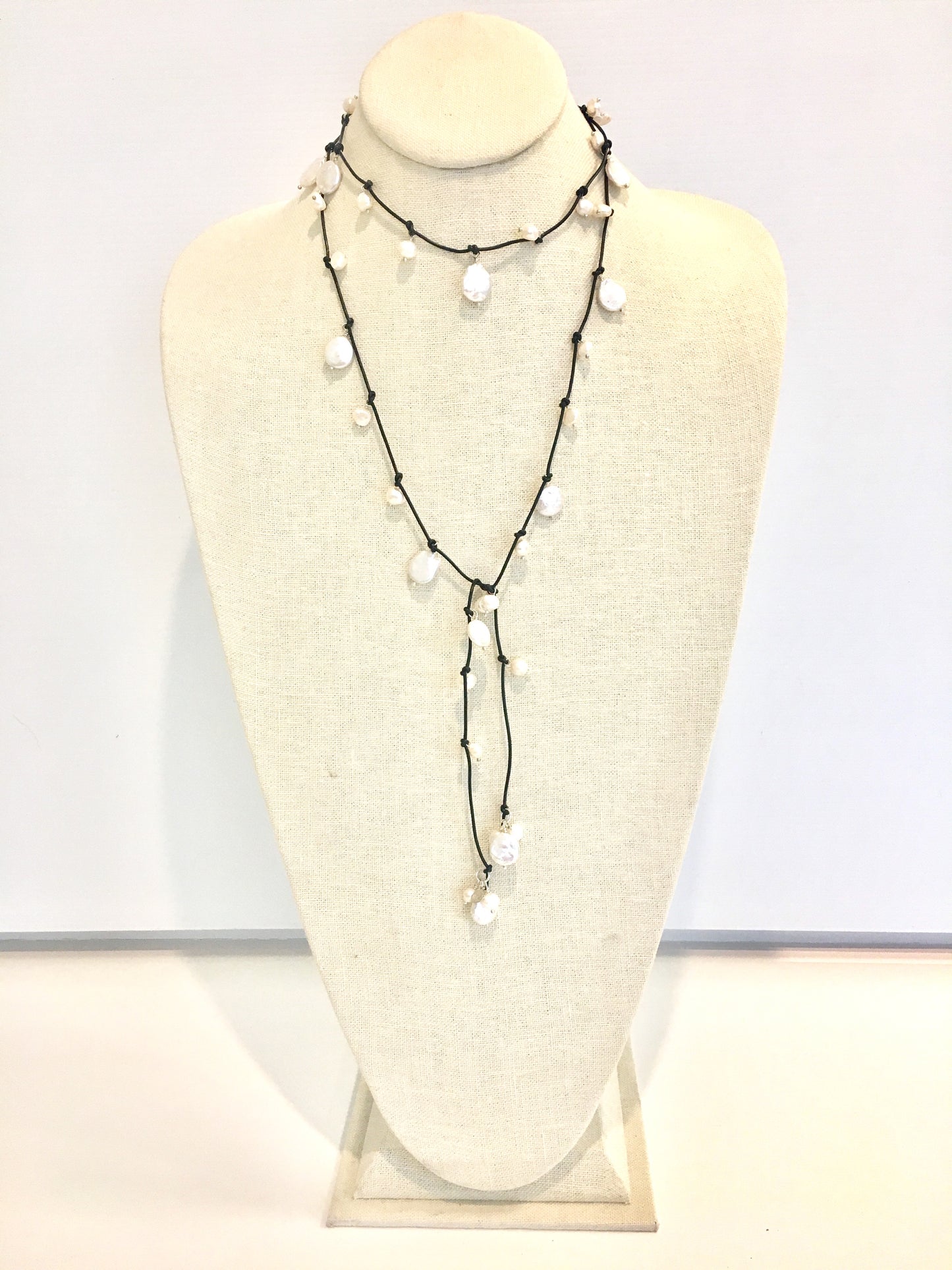 Louise mixed pearl Necklace - black/white