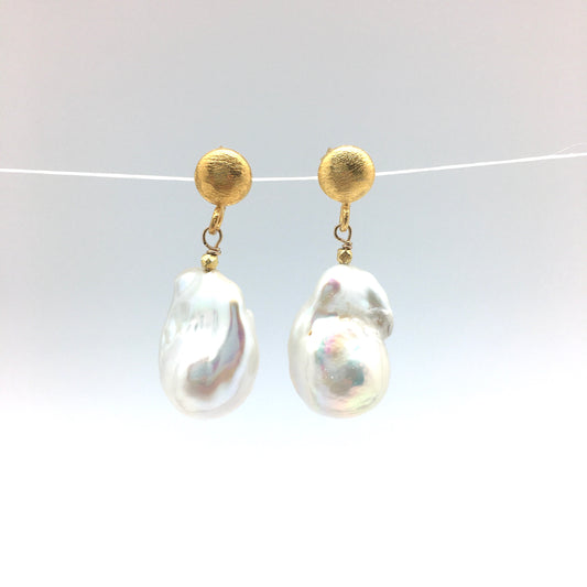 Arabella baroque earring- white pearl