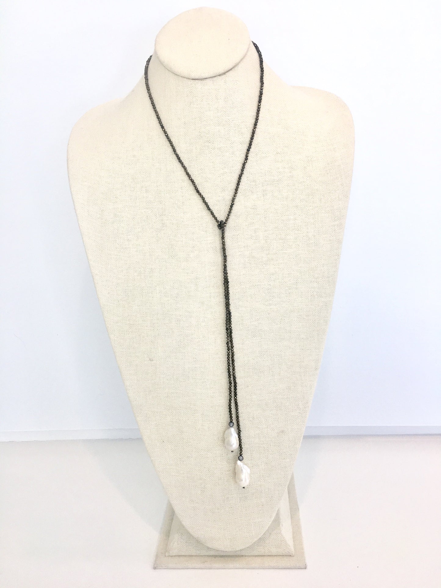 Iselia Lariat - pyrite/white pearl