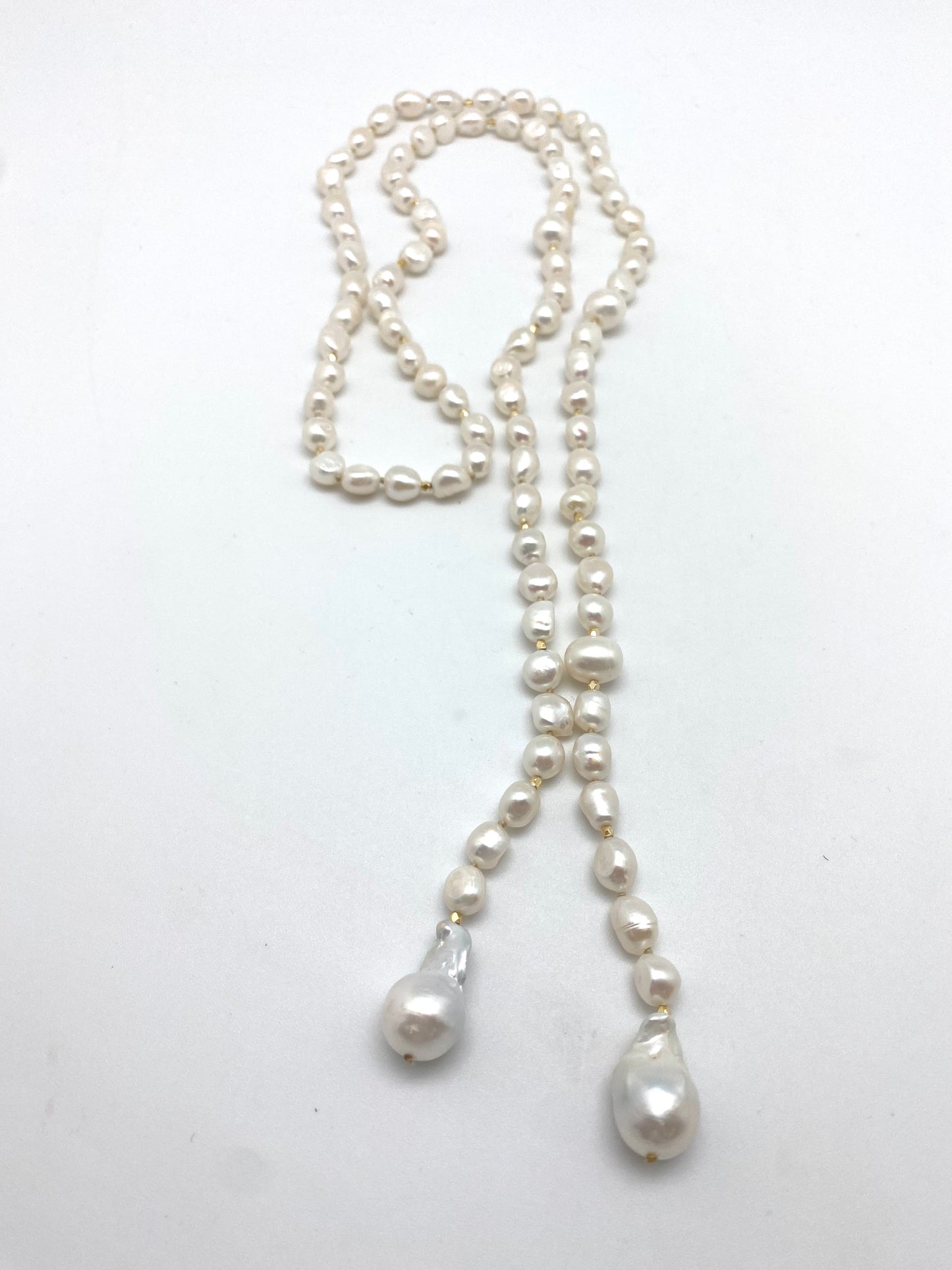 Alice lariat, white pearl