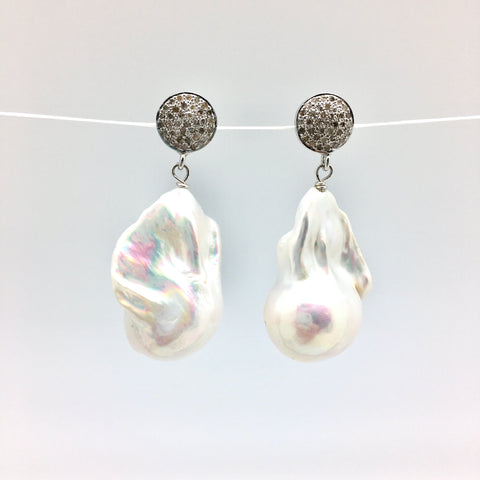 Diamond baroque earrings - white pearl