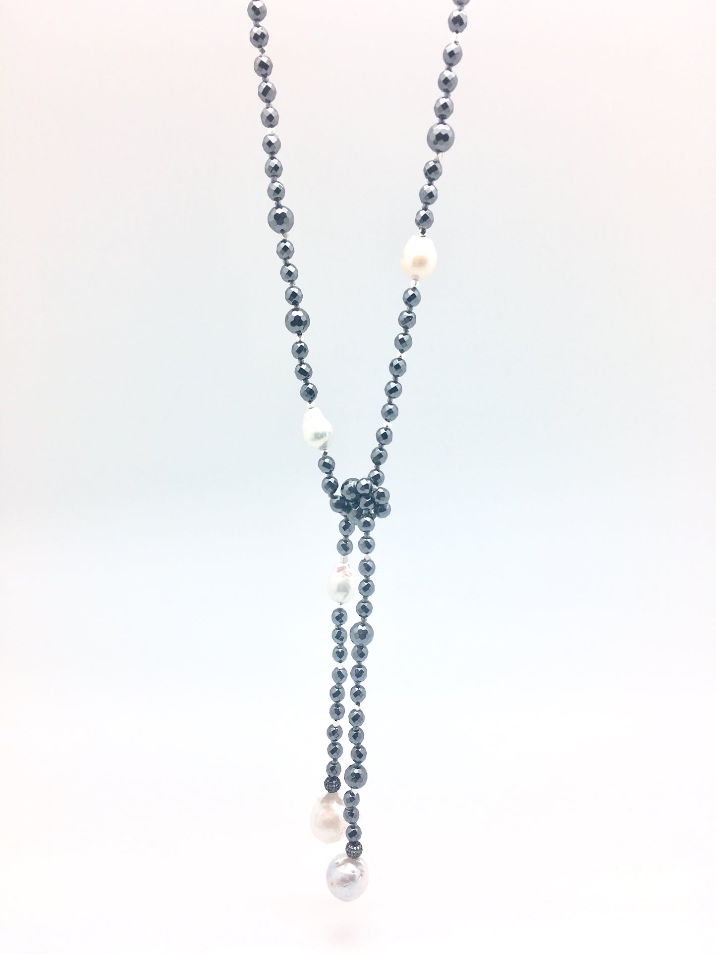 Alice Lariat - hematite/white pearl