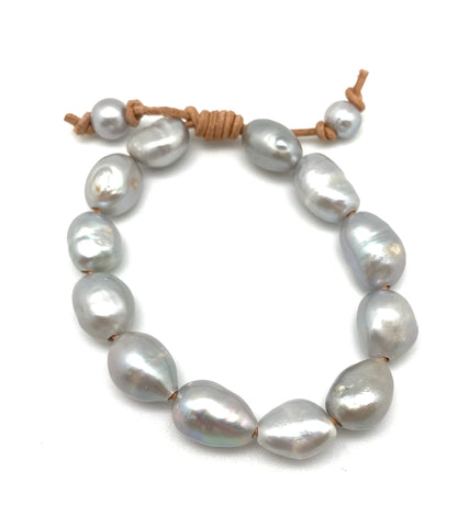 Siri bracelet, grey pearls