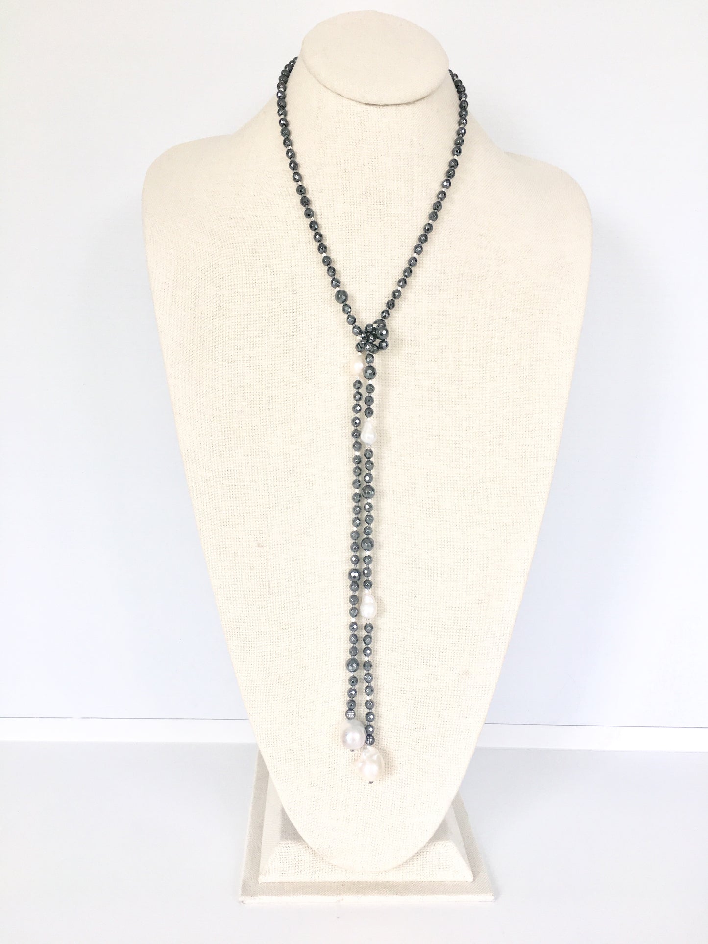 Alice Lariat - hematite/white pearl