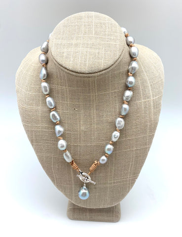 Siri necklace, grey pearl