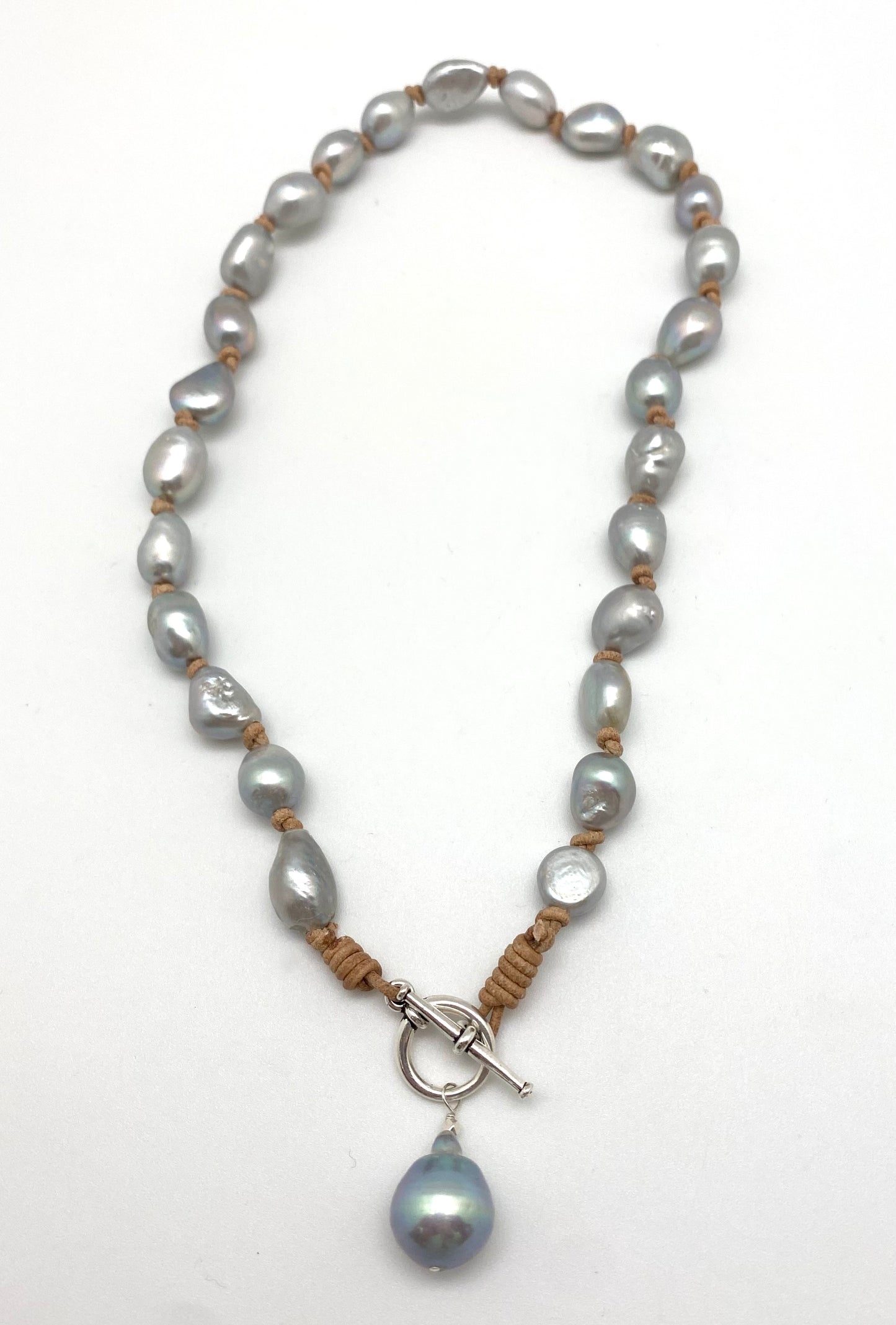 Siri necklace, grey pearl