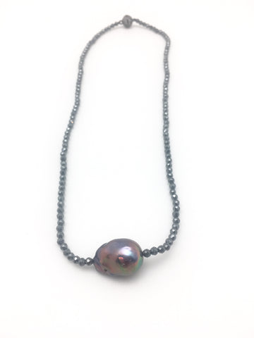 Iselia single Necklace - hematite/peacock pearl