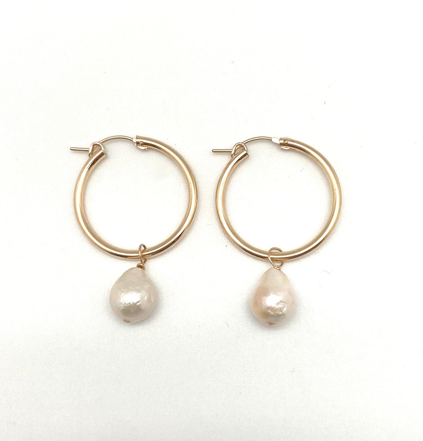 Nina pearl hoop - gold/white